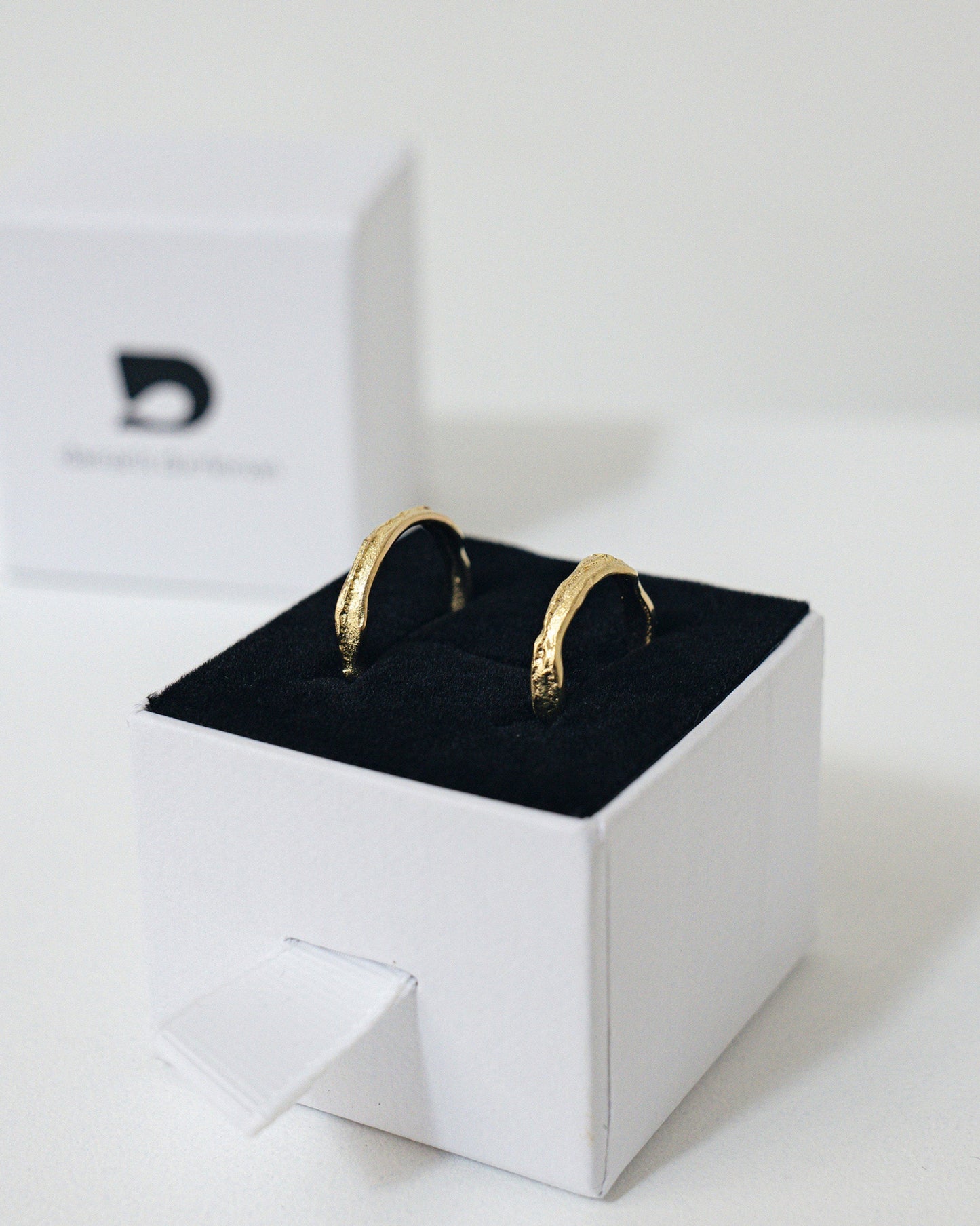 alliances sur-mesure paris -alliances texturées et organiques - studio de joaillerie artisanale et créative --création bijou sur-mesure à partir d’un bijou ancien- refonte bijoux anciens - or vieux bijou recyclé - made in paris 10ème damaris_durrleman