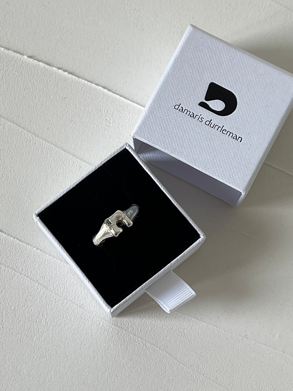 bijousur-mesureparis-studiodejoaillerieartisanaleetcreative-madeinparis10-creationbaguehommesur-mesureargentmassif-designerbijoux-damarisdurrleman