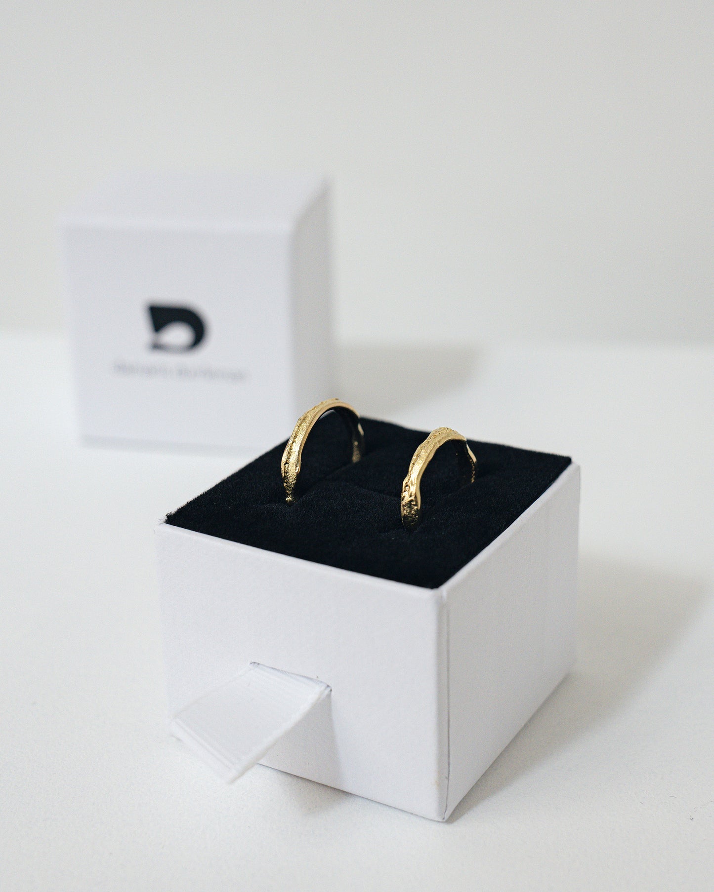 alliances sur-mesure paris -alliances texturées et organiques - studio de joaillerie artisanale et créative --création bijou sur-mesure à partir d’un bijou ancien- refonte bijoux anciens - or vieux bijou recyclé - made in paris 10ème damaris_durrleman