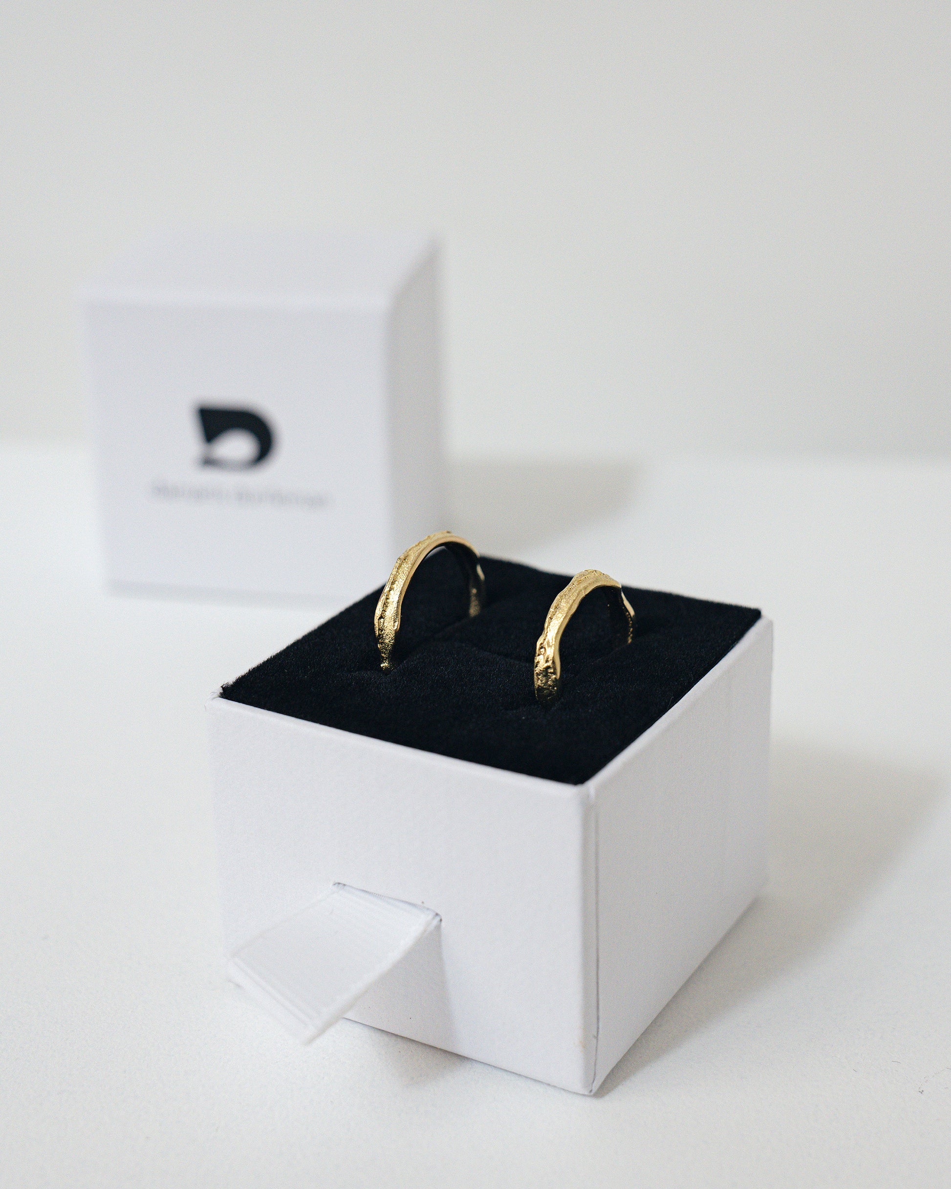 alliances sur-mesure paris -alliances texturées et organiques - studio de joaillerie artisanale et créative --création bijou sur-mesure à partir d’un bijou ancien- refonte bijoux anciens - or vieux bijou recyclé - made in paris 10ème damaris_durrleman
