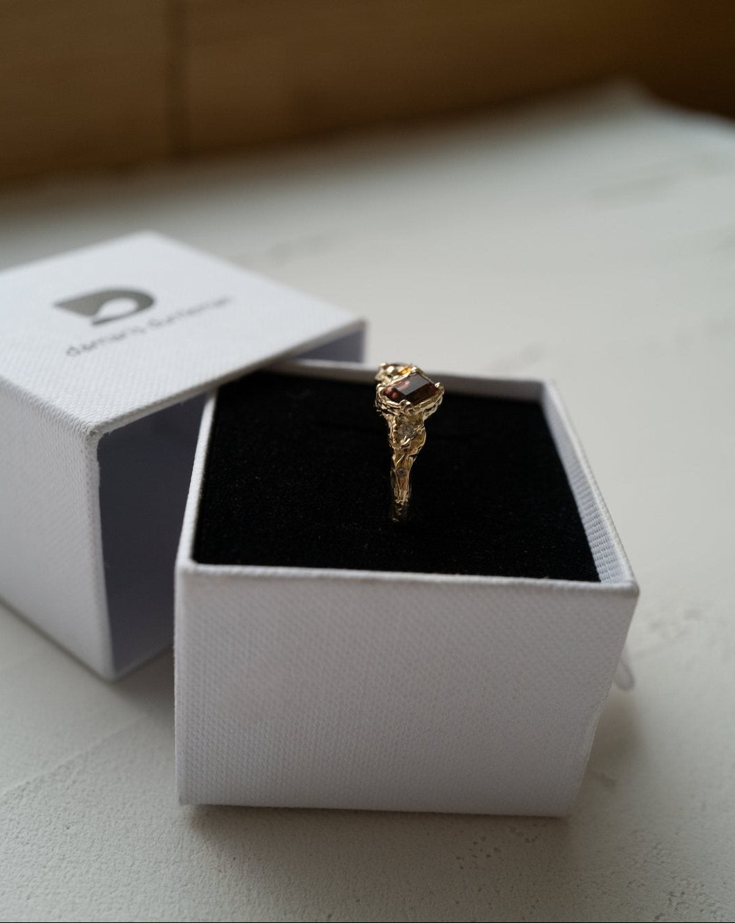 Bague en or  18k 1exturé et organique,  sertie d’une tourmaline rose et d’une citrine, vue de profil, Damaris Durrleman, joaillerie créative, Paris 10