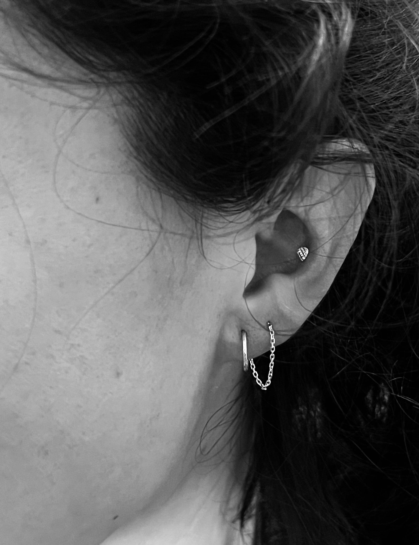 
bijoux sur-mesure paris -studio de joaillerie artisanale et créative -bijou d’oreille sur-mesure or 18k recyclé - création piercing sur-mesure -made in paris 10ème - damaris_durrleman - designer bijoux
