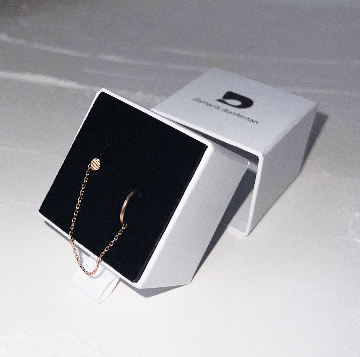 
bijoux sur-mesure paris -studio de joaillerie artisanale et créative -bijou d’oreille sur-mesure or 18k recyclé - création piercing sur-mesure -made in paris 10ème - damaris_durrleman - designer bijoux
