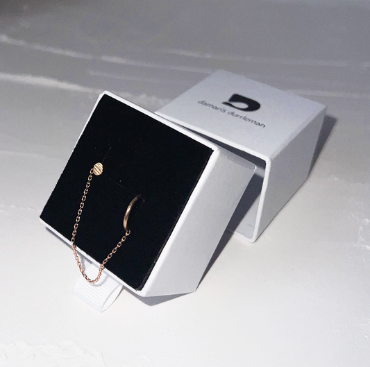 
bijoux sur-mesure paris -studio de joaillerie artisanale et créative -bijou d’oreille sur-mesure or 18k recyclé - création piercing sur-mesure -made in paris 10ème - damaris_durrleman - designer bijoux
