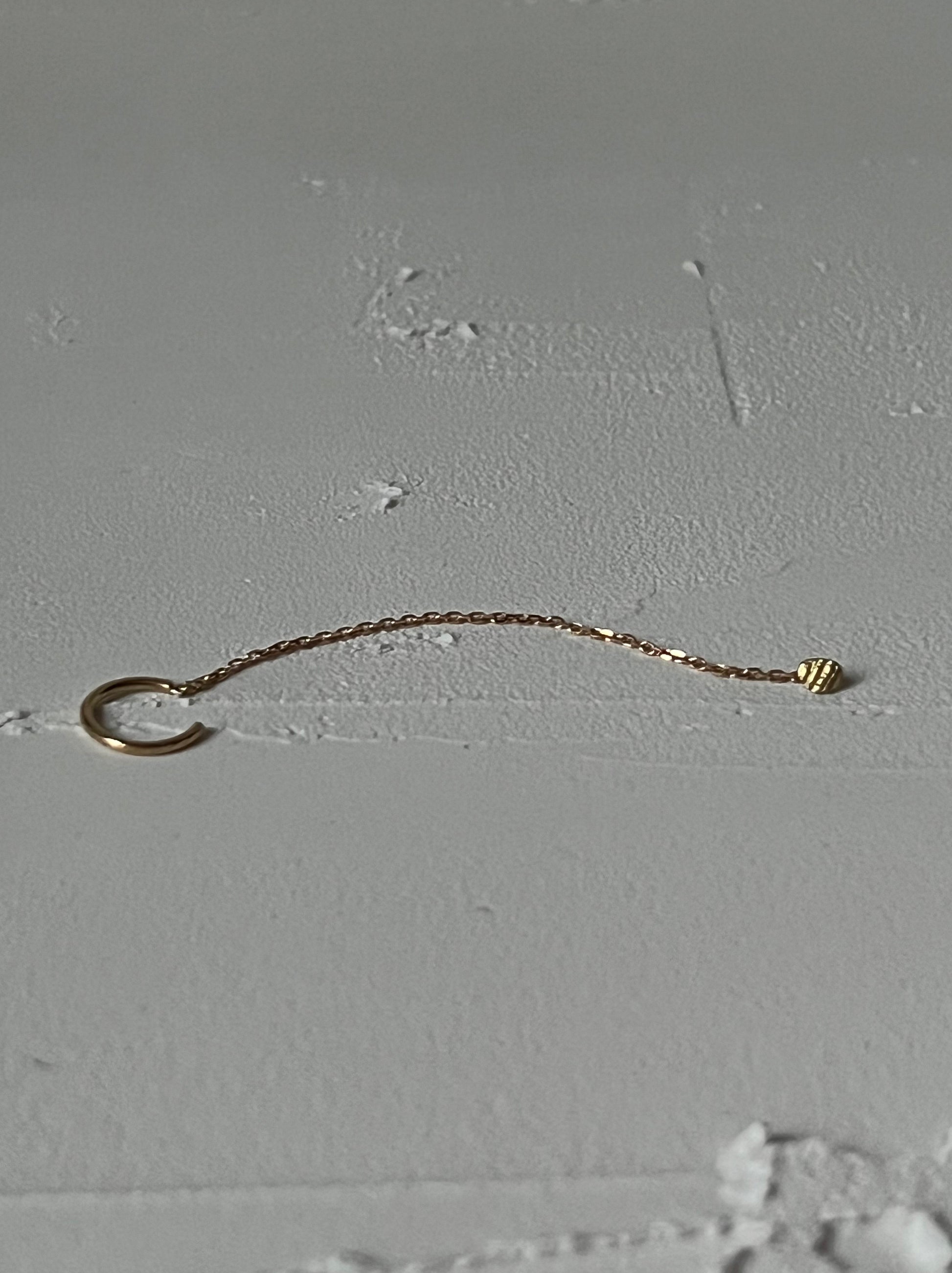 
bijoux sur-mesure paris -studio de joaillerie artisanale et créative -bijou d’oreille sur-mesure or 18k recyclé - création piercing sur-mesure -made in paris 10ème - damaris_durrleman - designer bijoux
