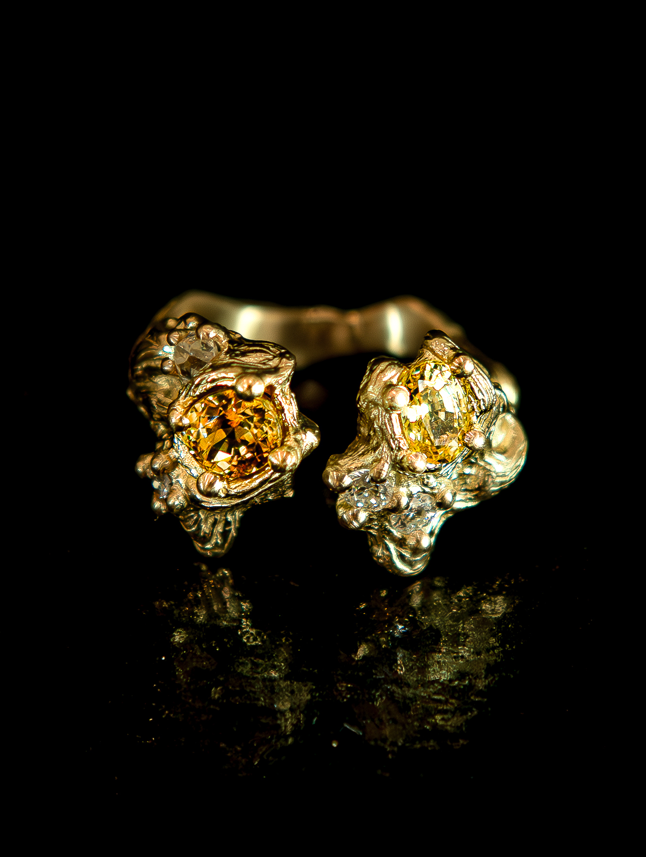 bijoux_sur-mesure_paris_-_joaillerie_artisanale_et_creative_-_creation_sur-mesure_a_partir_d_anciens_bijoux_de_famille_-_diamants_anciens_ saphirs jaunes - bague_de_fiancailles_sur-mesure_asymétrique et organique_damaris_durrleman - paris 1Oème