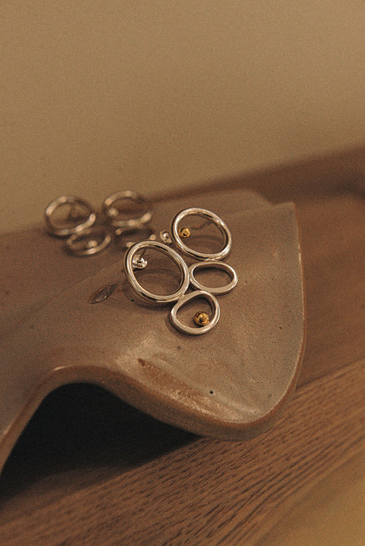 Grandes boucles d'oreilles Mirà en argent massif et or, Studio Damaris Durrleman, joaillerie créative, Paris 10e