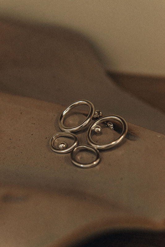 Grandes boucles d'oreilles Mirà en argent massif, Studio Damaris Durrleman, joaillerie créative, Paris 10e
