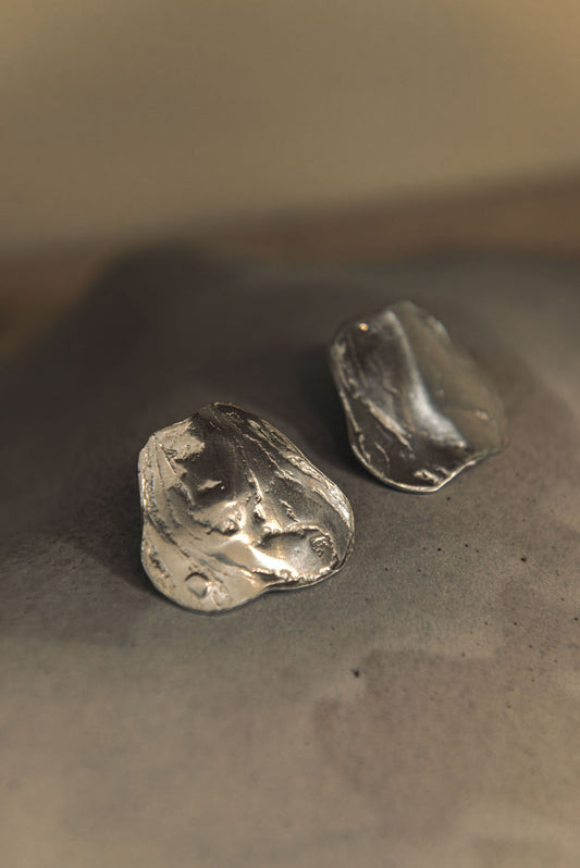 Boucles d'oreilles moyennes Oyster en argent massif, Studio Damaris Durrleman, joaillerie créative, Paris 10e