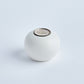 Pandora, boîte en porcelaine blanche fermée par une coupelle en argent recyclé, création de Damaris Durrleman et Mad Morio