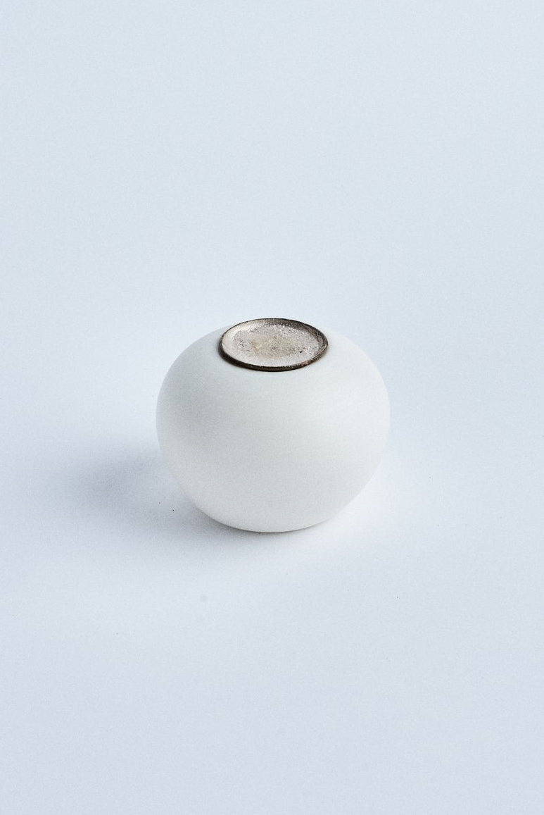 Pandora, boîte en porcelaine blanche fermée par une coupelle en argent recyclé, création de Damaris Durrleman et Mad Morio